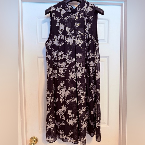 LB Dress Trapeze Floral Foil on black - Picture 2 of 11